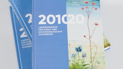 Drei gestapelte Kataloge „Ausgewählte Neuerwerbungen 2010/20”
