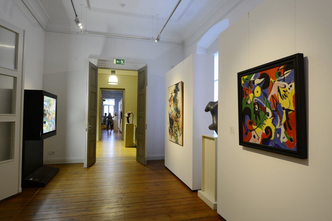 Blick in den Ausstellungsraum „Informelle Tendenzen nach 1945”, Galerie Neue Meister im Prinzenpalais