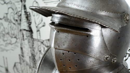 Mittelalterliche Ritterrüstung, sogenannter „Blanker Trabharnisch”, um 1550, Material: Eisen, geschwärzt und blank, Leder, Technik: Treibarbeit