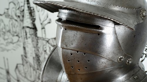 Mittelalterliche Ritterrüstung, sogenannter „Blanker Trabharnisch”, um 1550, Material: Eisen, geschwärzt und blank, Leder, Technik: Treibarbeit