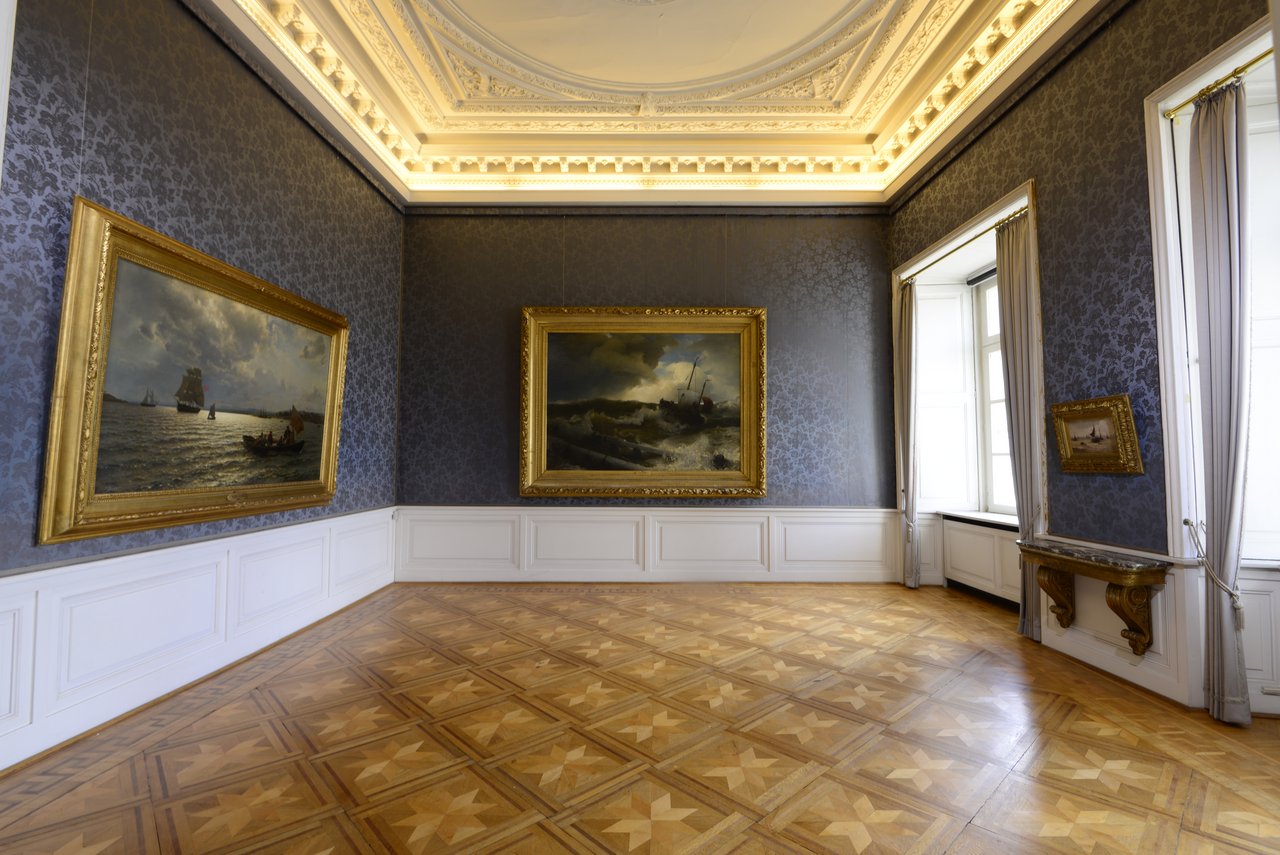 Raumansicht: Blauer Salon mit Gemälden des 19. Jahrhunderts im Oldenburger Schloss