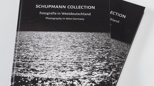 Zwei gestapelte Ausstellungskataloge „Schupmann Collection. Fotografie in Westdeutschland”