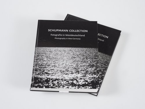 Zwei gestapelte Ausstellungskataloge „Schupmann Collection. Fotografie in Westdeutschland”