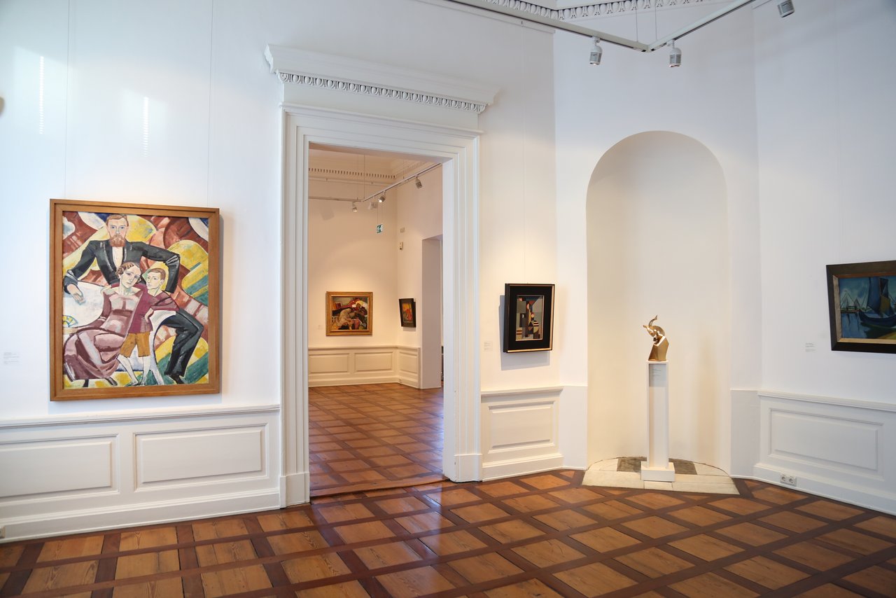 Blick in den Ausstellungsraum „Kunst der 20er bis 40er Jahre” in der Galerie Neue Meister im Prinzenpalais