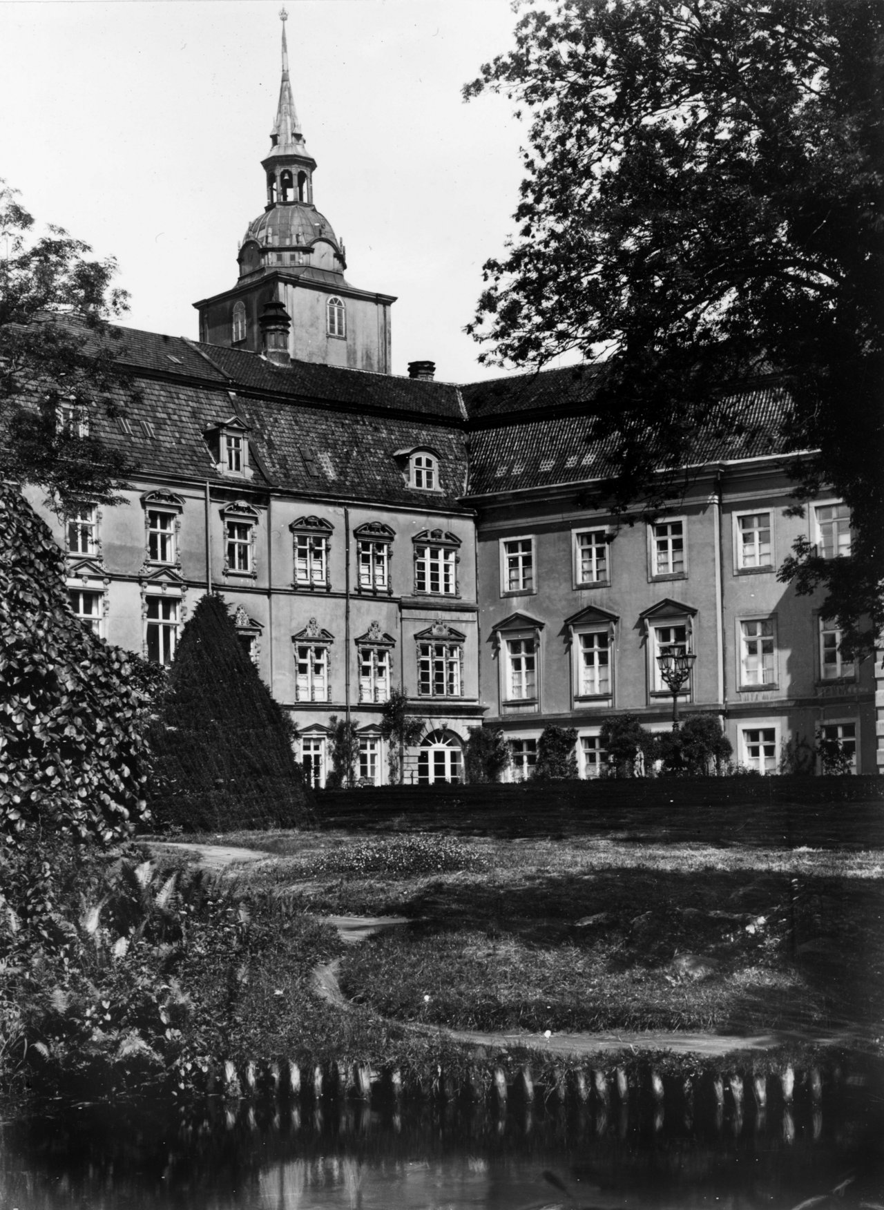 Historische Schwarz-Weiß-Aufnahme des Oldenburger Schlosses. 
