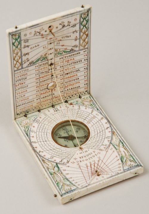 Lienhart Miller, Klappsonnenuhr mit Kompass und Monduhr, 1624, Kulturgeschichte, Horn, Elfenbein, vergoldetes Messing