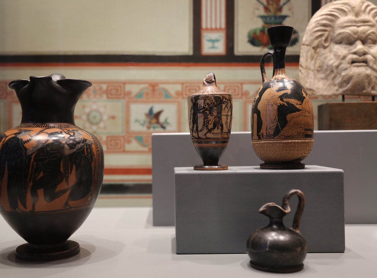 Mehrere antike Vasen in einer Vitrine.