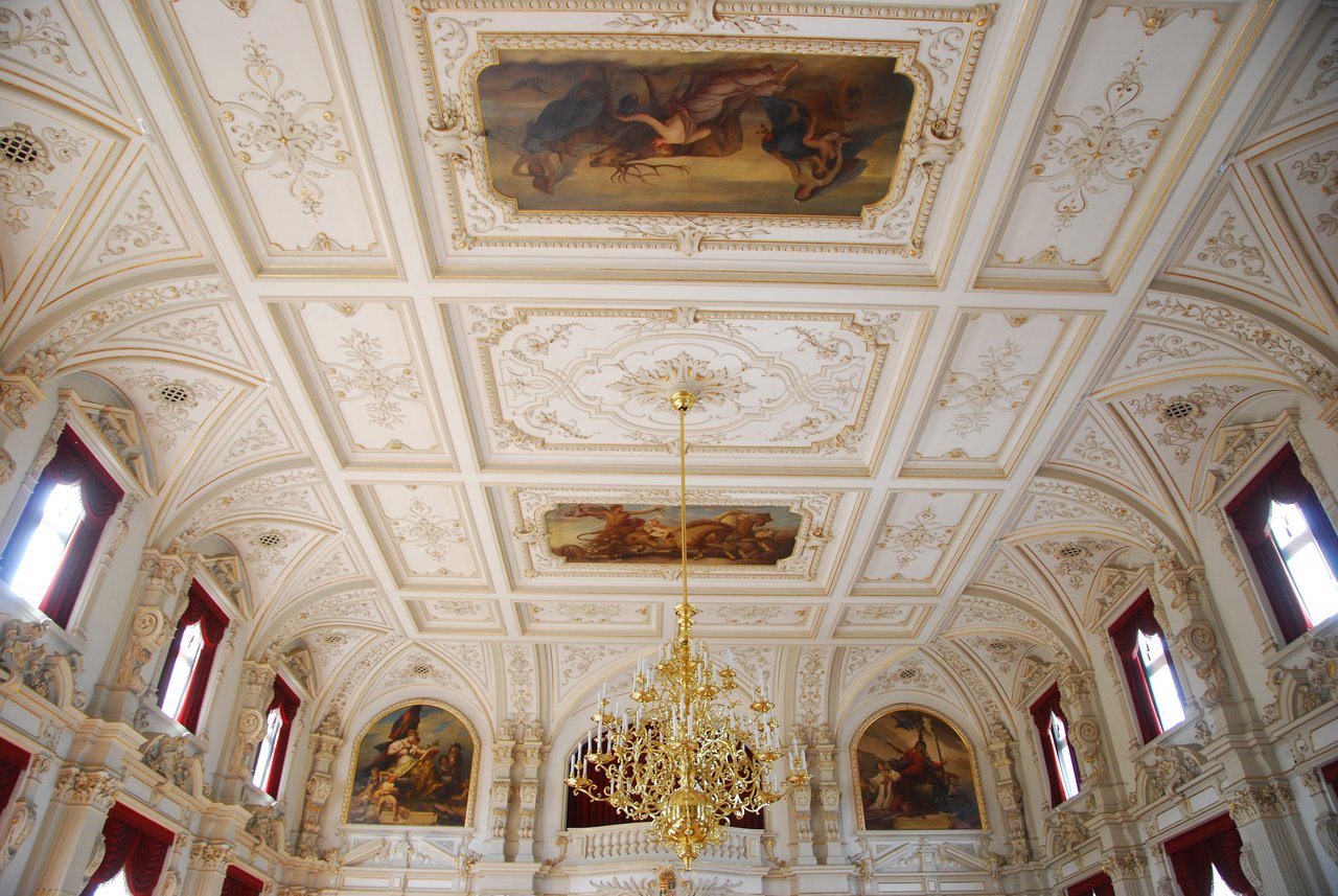 Raumansicht des Schlosssaals mit Blick auf die Deckengemälde im Oldenburger Schloss