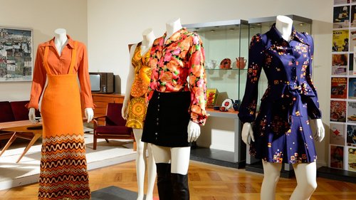 Blick in den Ausstellungsraum: Mode der 1960er Jahre