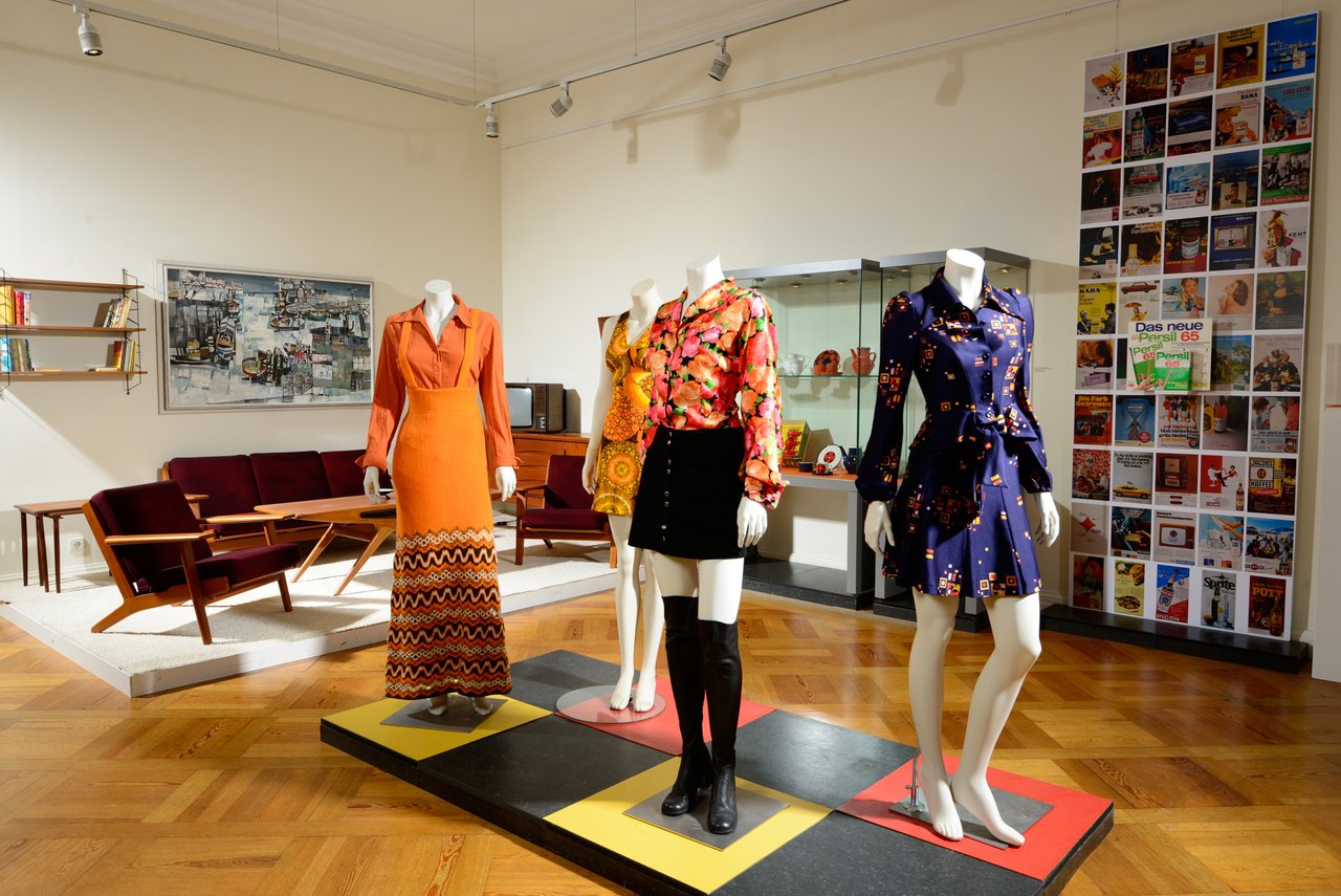 Blick in den Ausstellungsraum: Mode der 1960er Jahre