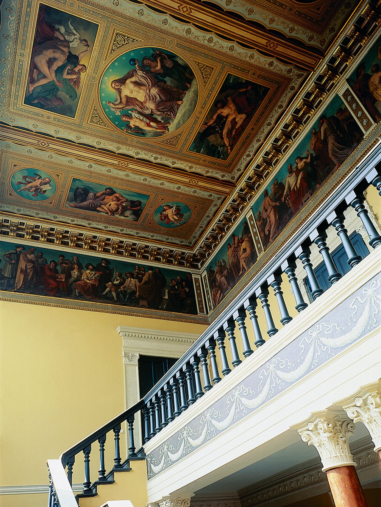Photo of the staircase in the Augusteum with a view of the ceiling paintings by Christian Griepenkerl.