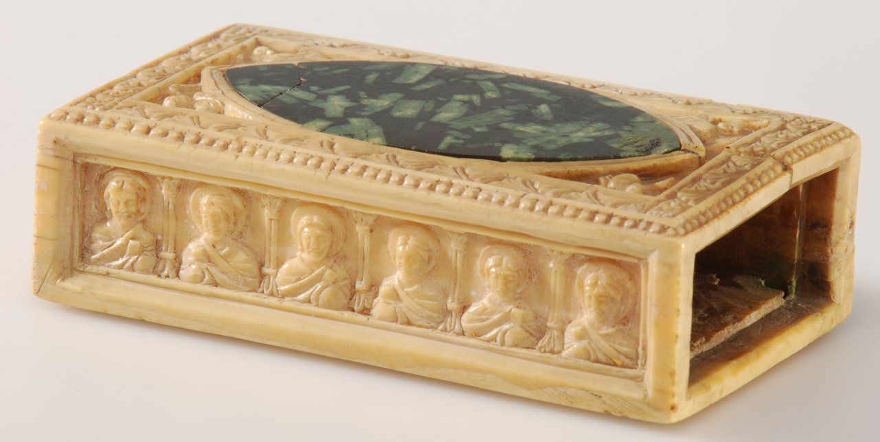 Unbekannter Künstler, Friesoyther Altar (Tragaltar), 1000 bis 1030, Material: Porphyr, Walrosszahn, Reste einer Vergoldung