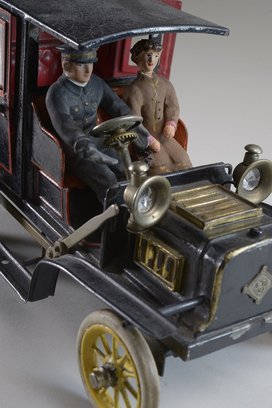 Nahaufnahme eines Blechspielzeugautos aus dem 20. Jahrhundert, Sammlung Bernd Pfarr