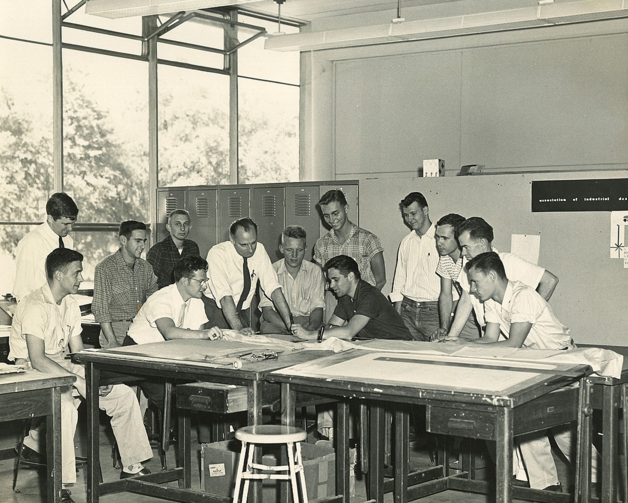 Hin Bredendieck unterrichtet Industriedesign-Studenten (1950er Jahre)