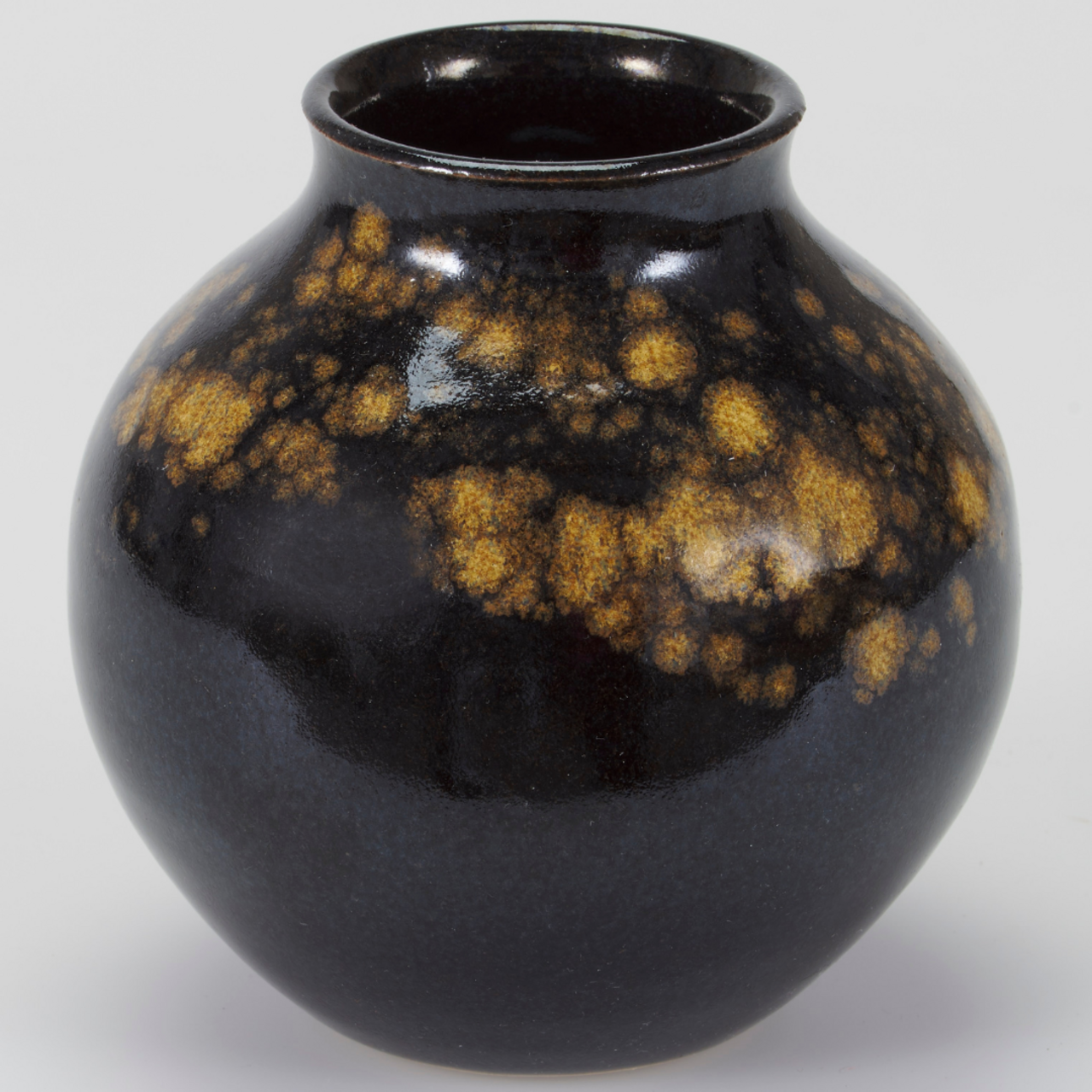 Elisabeth Grosser, Gebauchte Vase, 1980, Steinzeug, freigedreht, glänzende, leicht porige Temmokuglasur mit goldgelben Aventurinflecken