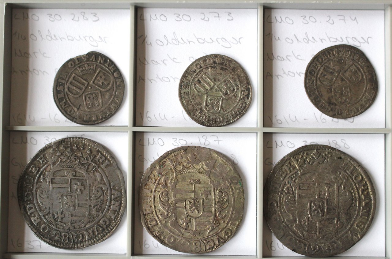 Einsortierte Münzen aus der Zeit von Graf Anton Günther (1583–1667).