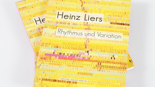 Drei gestapelte Ausstellungskataloge „Heinz Liers. Rhythmus und Variation”