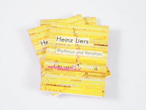 Drei gestapelte Ausstellungskataloge „Heinz Liers. Rhythmus und Variation”