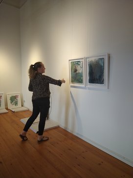 Katharina Albers in den Ausstellungsräumen