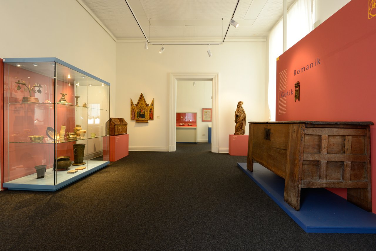 Ausstellungsraum Kunstgewerbe, Mittelalter, im Oldenburger Schloss