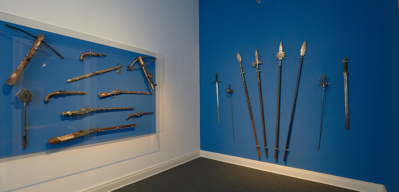 Blick in den Ausstellungsraum „Historische Waffen” im Oldenburger Schloss