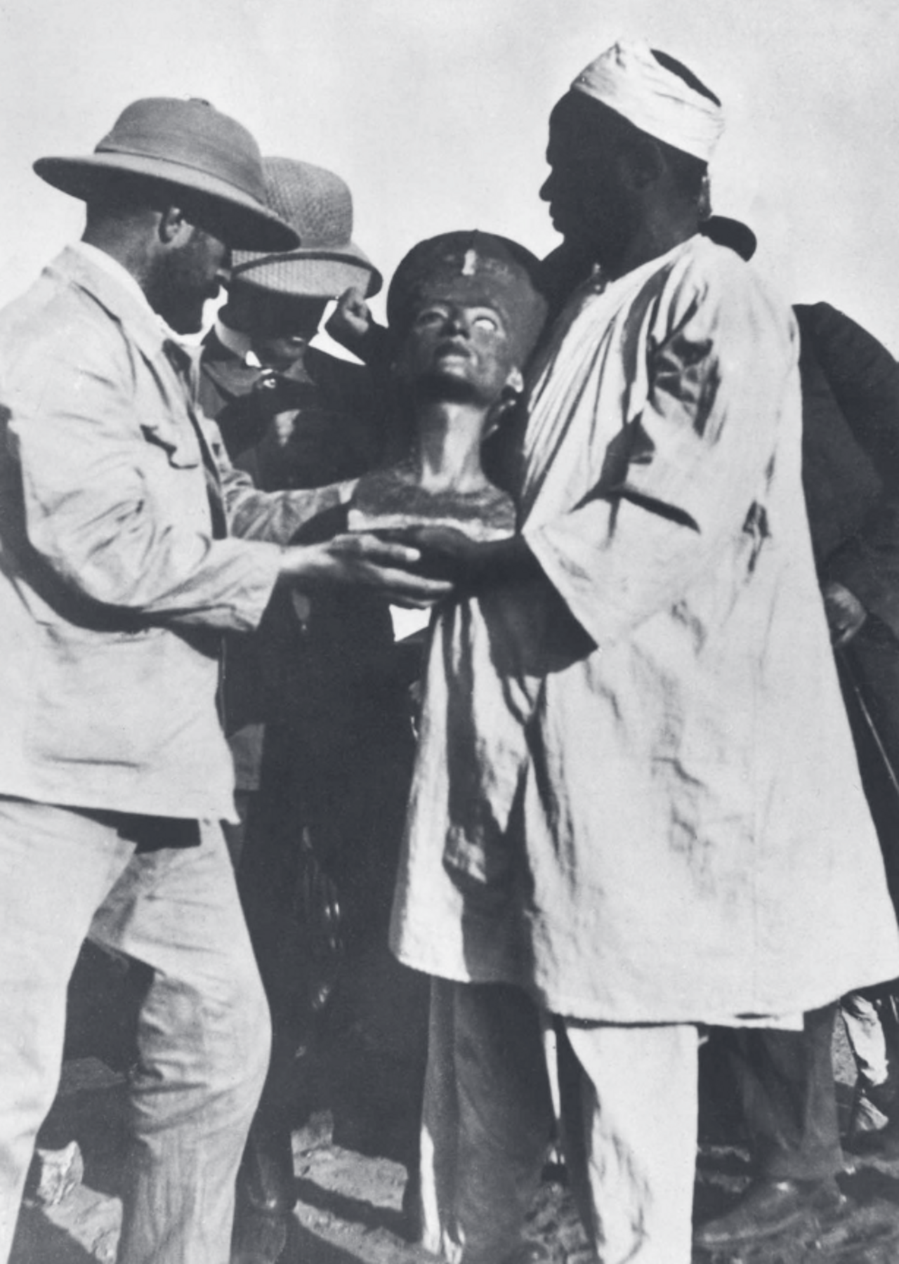 Schwarz-Weiß-Foto von der Präsentation der Büste der Nofretete kurz nach dem Fund im Jahr 1912, Hermann Ranke links im Bild