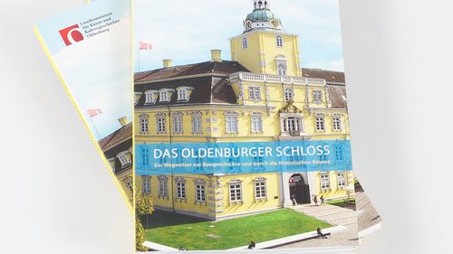 Drei gestapelte Bücher „Das Oldenburger Schloss. Ein Wegweiser zur Baugeschichte und durch die historischen Räume”