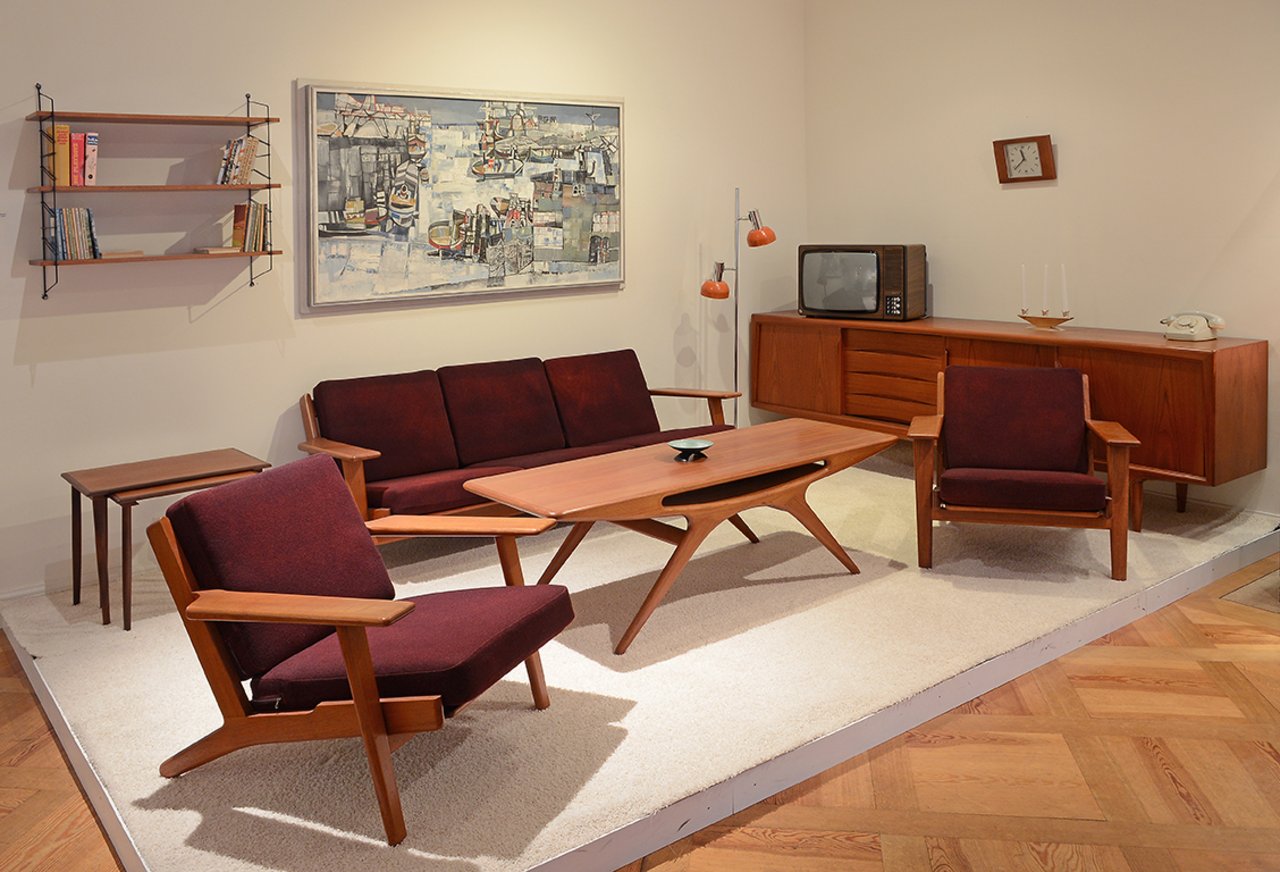Blick in den Ausstellungsraum: Wohnzimmereinrichtung der 1960er Jahre