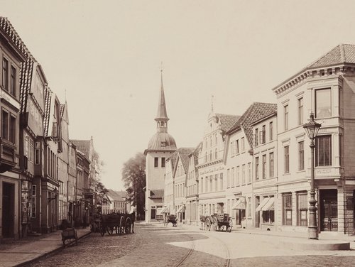 Franz Titzenthaler, Die Langestrasse und Heiligengeistthurm, 1886, Historische Fotografie