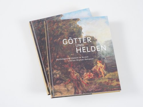 Zwei gestapelte Ausstellungskataloge „Götter und Helden. Mythologische Malerei im Barock und von Michael Ramsauer”