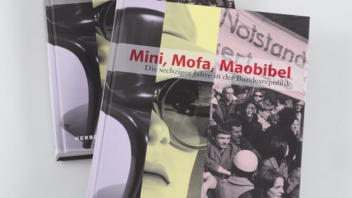 Zwei gestapelte Ausstellungskataloge „Mini, Mofa, Maobibel. Die sechziger Jahre in der Bundesrepublik”