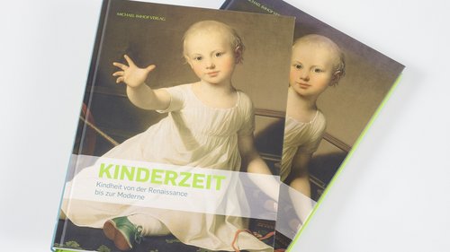 Zwei gestapelte Ausstellungskataloge „Kinderzeit. Kindheit von der Renaissance bis zur Moderne”