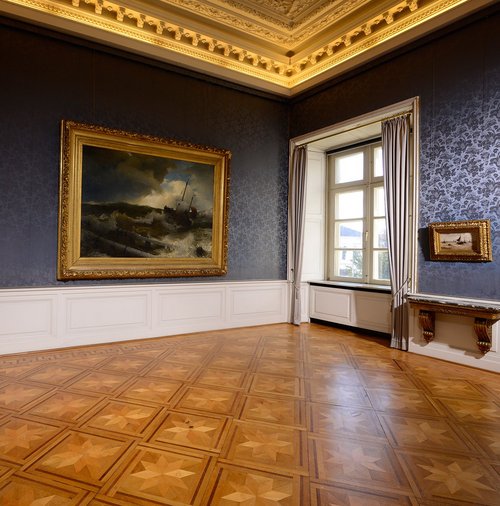 Raumansicht: Blauer Salon mit Gemälden des 19. Jahrhunderts im Oldenburger Schloss