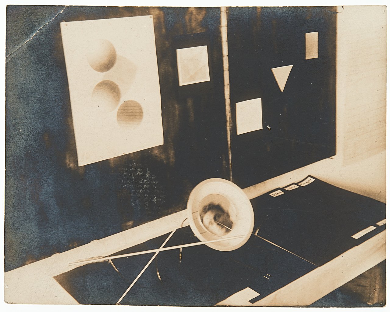 Hin Bredendieck, Präsentation der Vorkurs-Arbeiten im Bauhaus Dessau 1927 (mit Selbstportrait in dem von Marianne Brandt und Werner Zimmermann entworfenen Rasierspiegel)