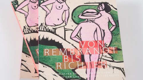 Drei gestapelte Ausstellungskataloge „Von Rembrandt bis Richter. Meisterblätter der Grafischen Sammlung aus dem Landesmuseum Oldenburg”