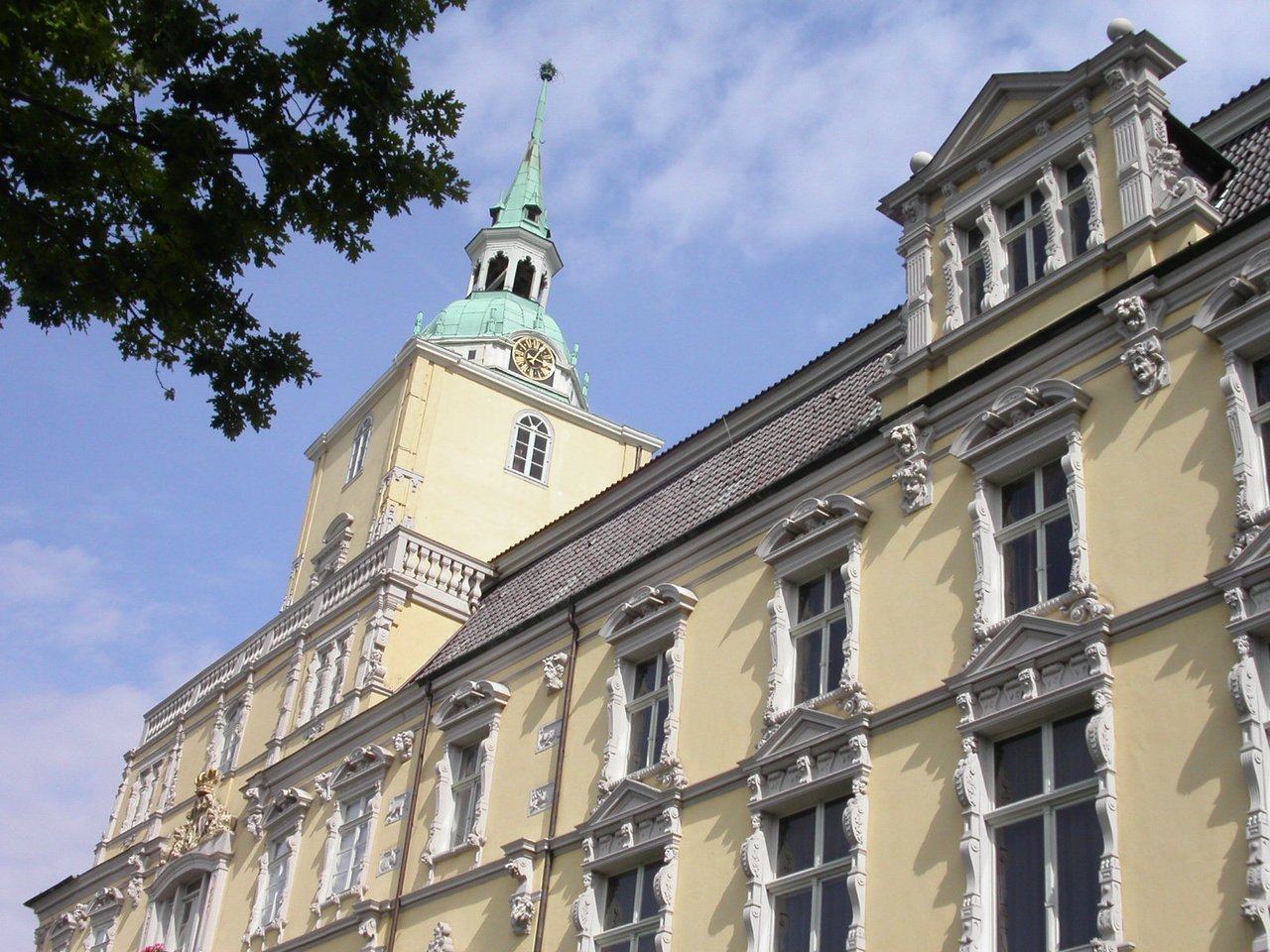 Außenansicht des Oldenburger Schlosses mit Blick auf die Turmspitze.