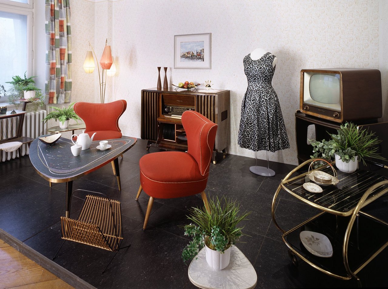 Blick in den Ausstellungsraum: Wohnzimmereinrichtung der 1950er Jahre