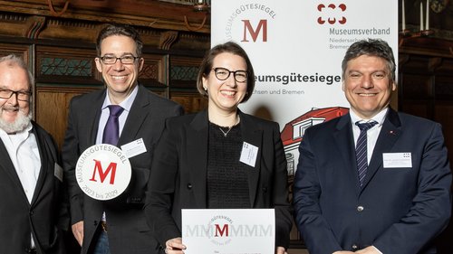 Verleihung des Museumsgütesiegels 2023–2029, von links nach rechts: Dr. Joannes Janssen, Prof. Dr. Rolf Wiese, Dr. Marcus Kenzler, Dr. Anna Heinze, Prof. Dr. Joachim Schachtner.